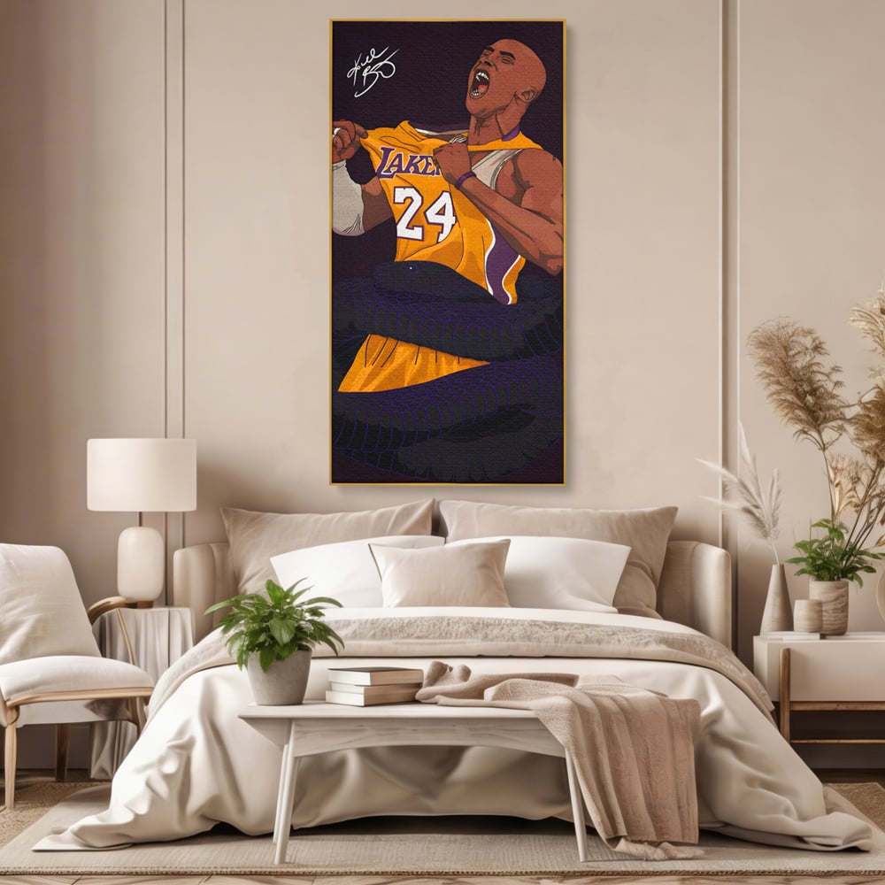 Tablou canvas cu ilustratie digitala portret kobe bryant, in rama de aluminiu auriu, pe perete intr-un dormitor